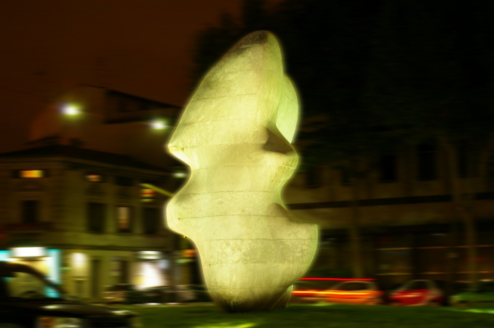 Prato, Henry Moore "Forma squadrata con taglio"