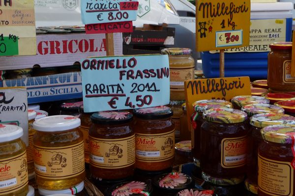 Prato, mercato del lunedì.Il banco più dolce.