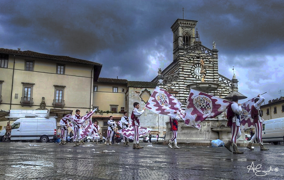 Prato, Sbandieratori in Piazza Duomo