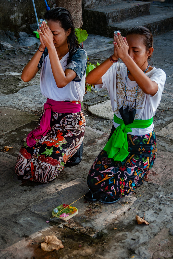 Praying again to an Hindu god