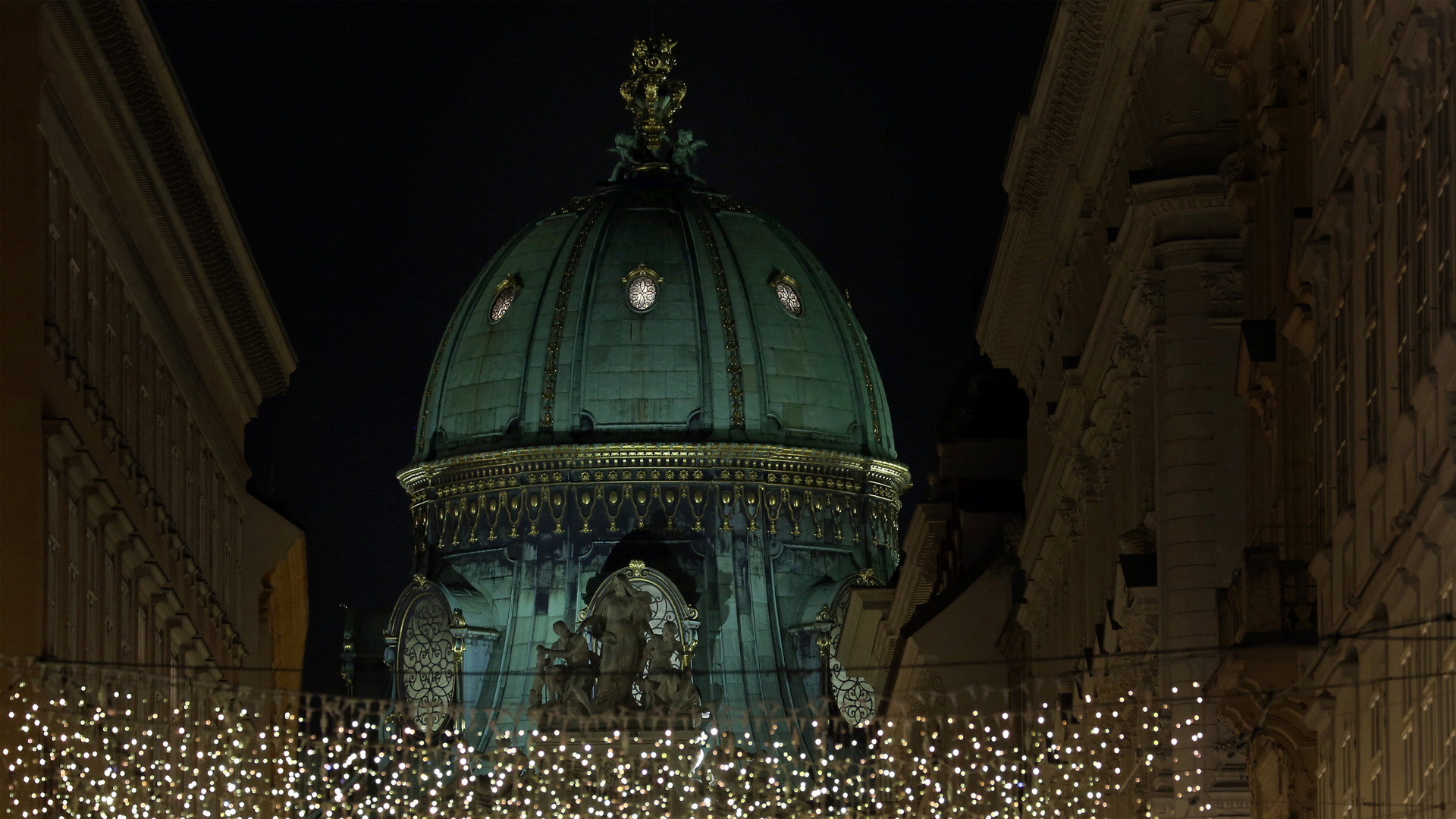 Pre-Christmas on 'Kohlmarkt' / Vienna / AT