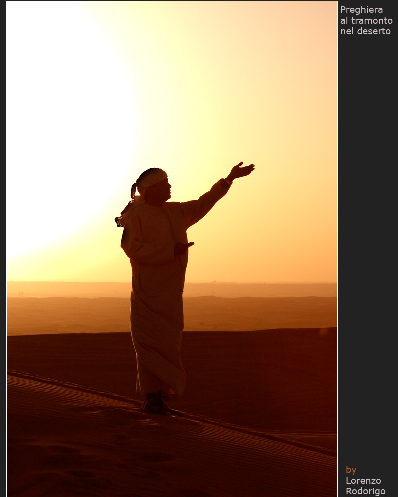 Preghiera al tramonto nel deserto