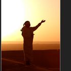 Preghiera al tramonto nel deserto
