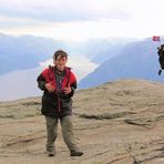 Preikestol:  am Nationalfeiertag fliegen die Norweger in Tracht auf den Preikestolen