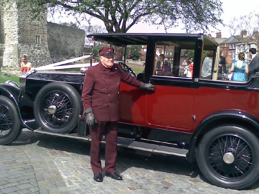 Preisfrage: Welcher von denen ist älter? Der Rolls Royce oder sein Fahrer? und jeweils wie alt?