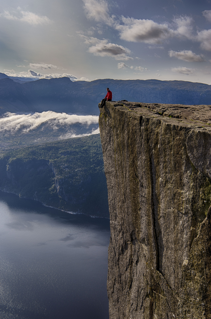 Prekestolen sitzen in 600 Meter Höhe