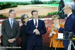 Premieminister Cameron und Kanzlerin Merkel auf der Cebit 2014