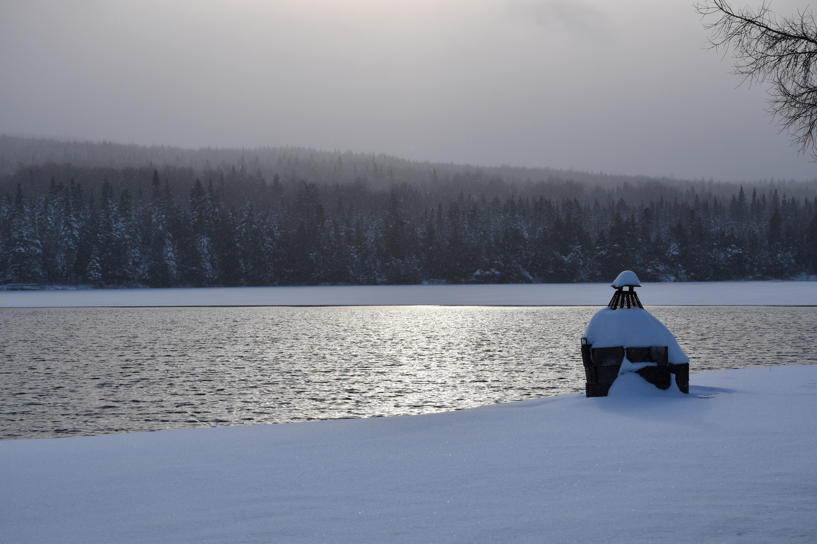 Première neige sur le lac