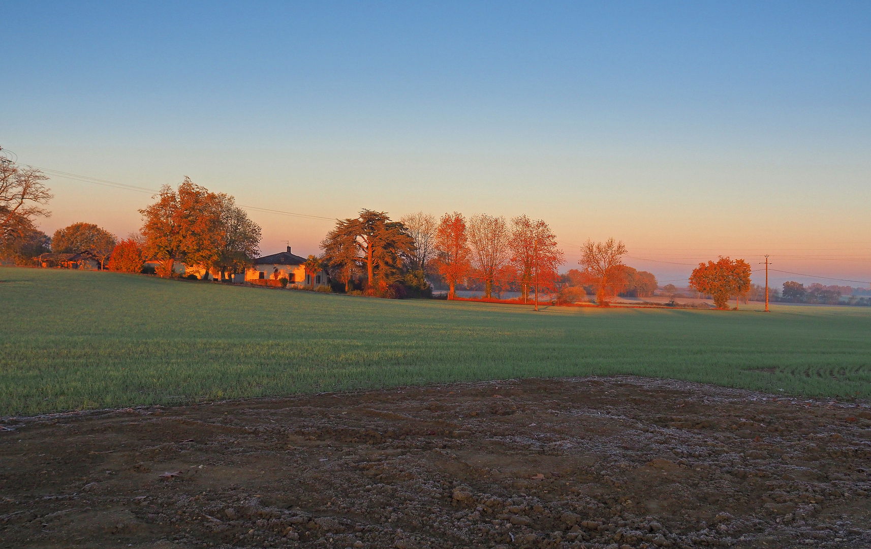 Premiers rayons du soleil sur un paysage gersois