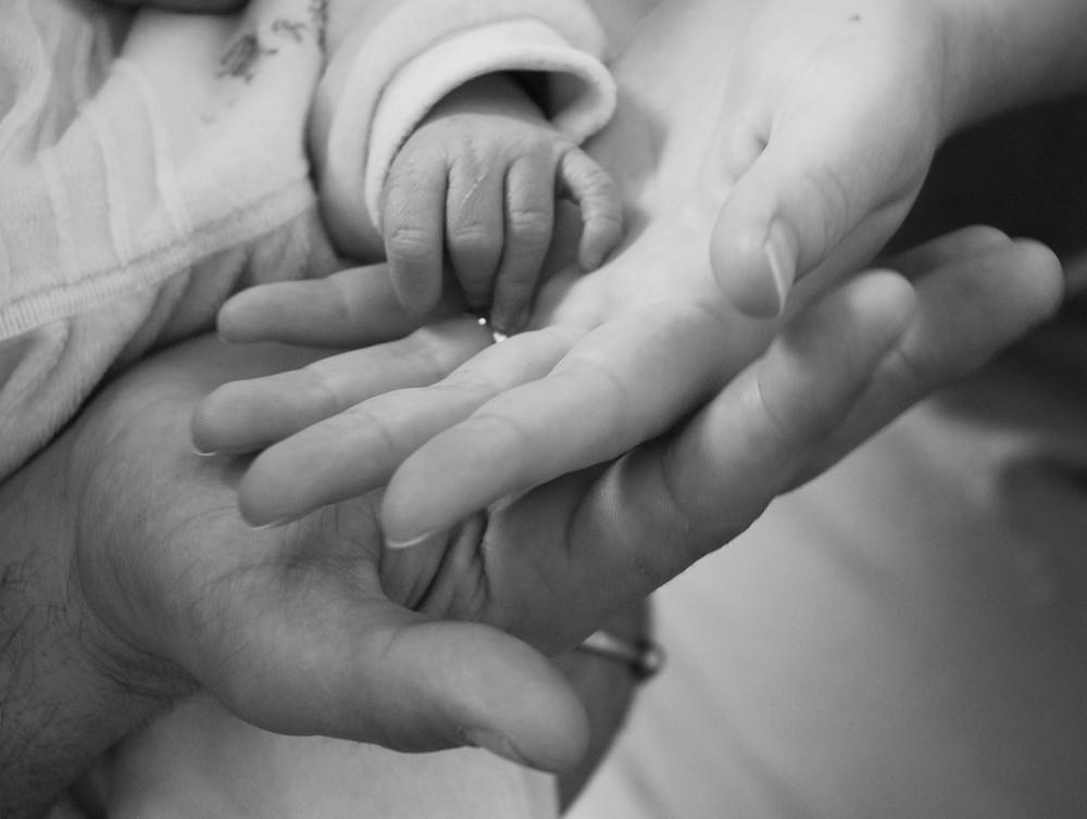 PRENDRE UN ENFANT PAR LA MAIN C'EST BEAU LA VIE