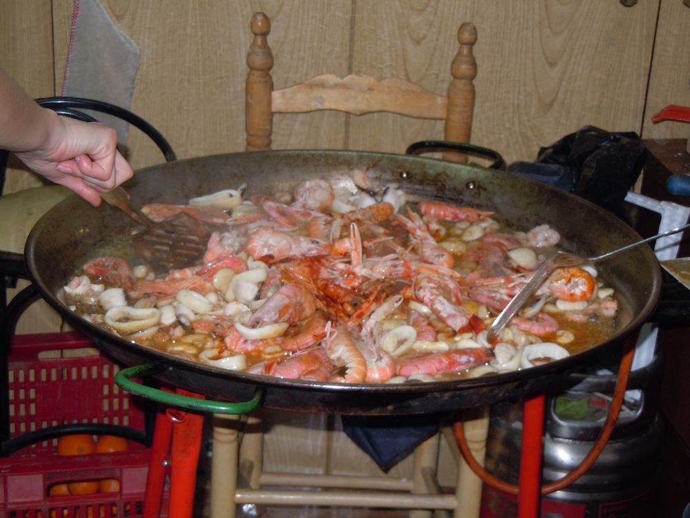 preparando la paella de marisco