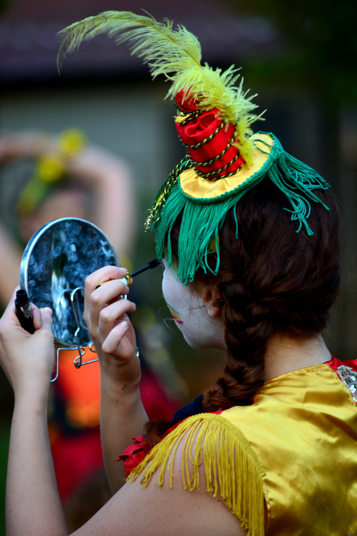 Preparati, ragazza, alla grande commedia della vita!