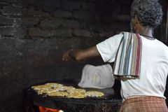 Préparation de dosai dans un restaurant indien très simple, Tanjore