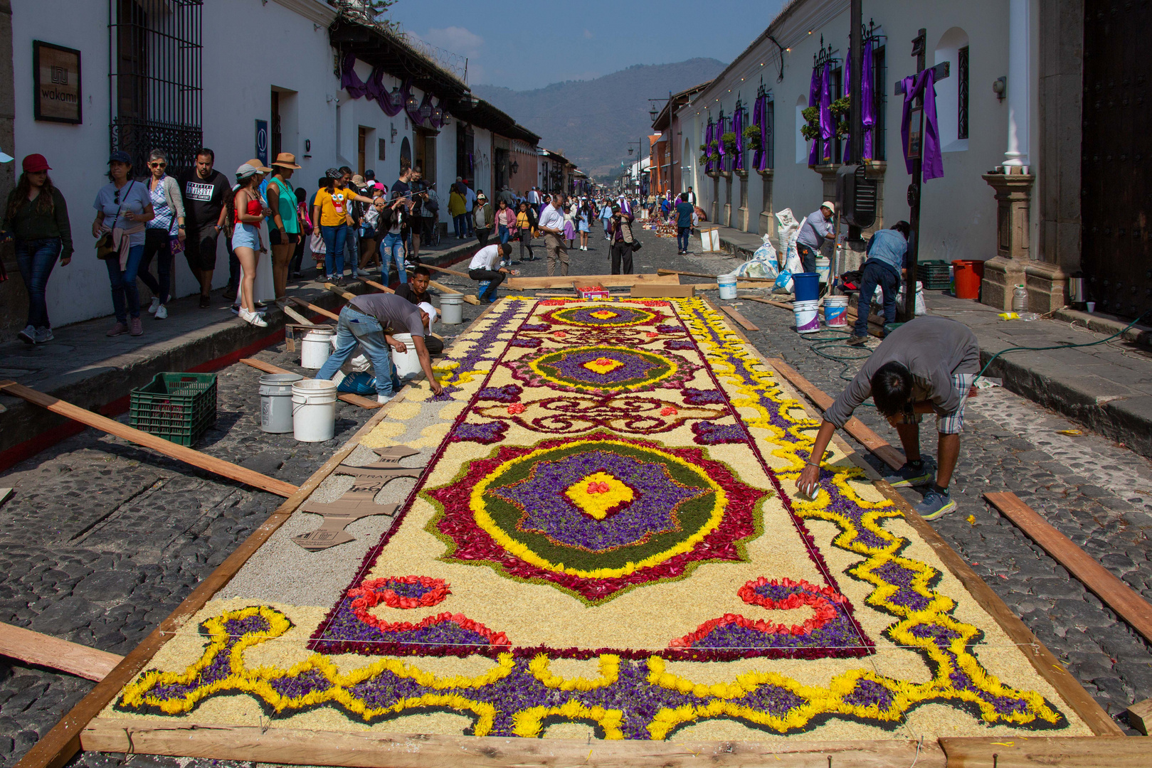 Préparation d'un grand tapis éphémère dans les rues d'Antigua.