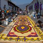 Préparation d'un grand tapis éphémère dans les rues d'Antigua.