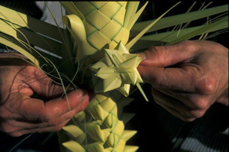 Preparazione artigianale intrecci di palme - Sardegna