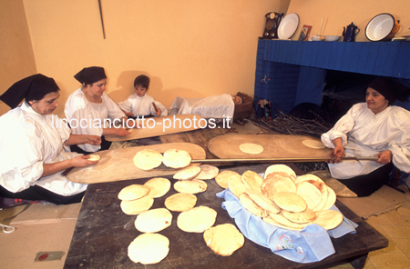 Preparazione pane carasau - Sardegna