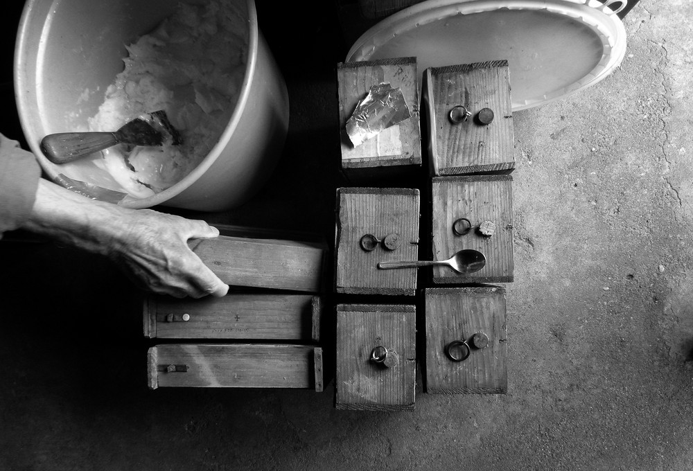 preparing honey combs