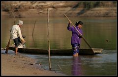 Preparing the boat..., Khammouane Provinz, Laos