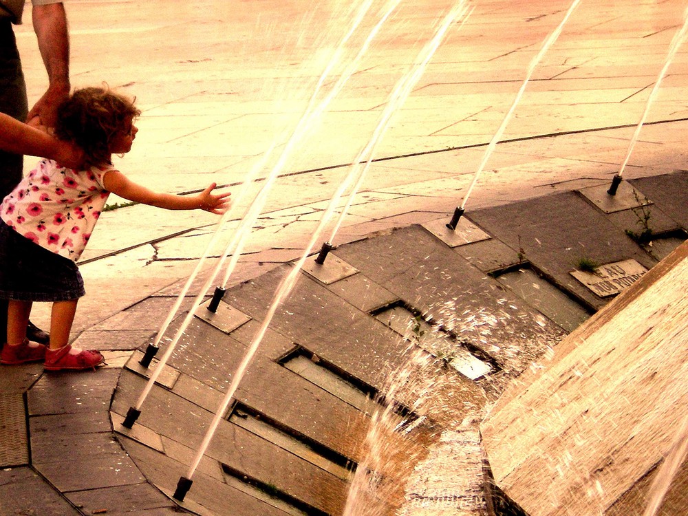 Près d'une fontaine, la joie peut naître.