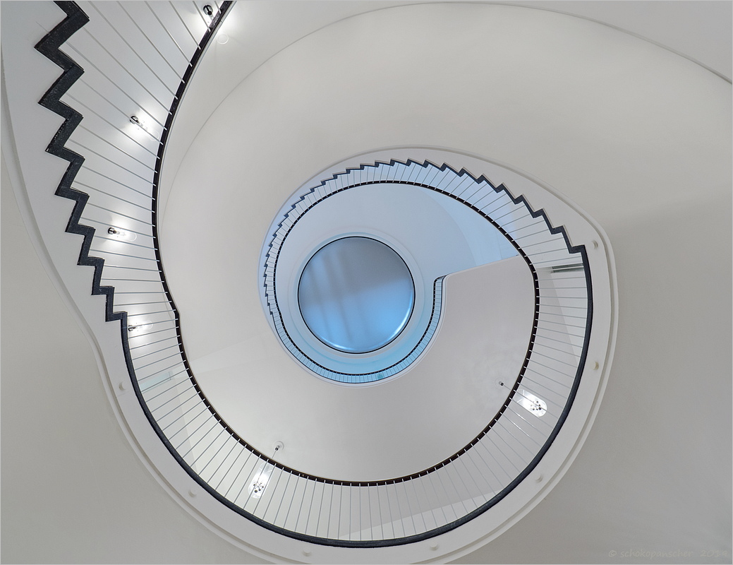 Press The Blue Button Foto Bild Blau Architektur Treppe Bilder Auf Fotocommunity