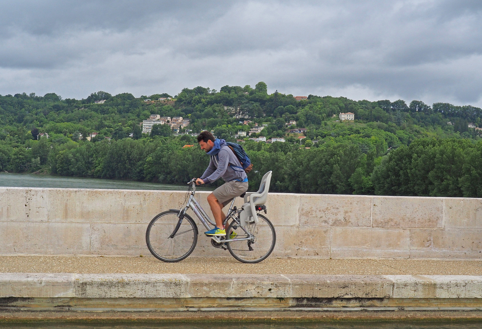 Pressé de rentrer avant la pluie