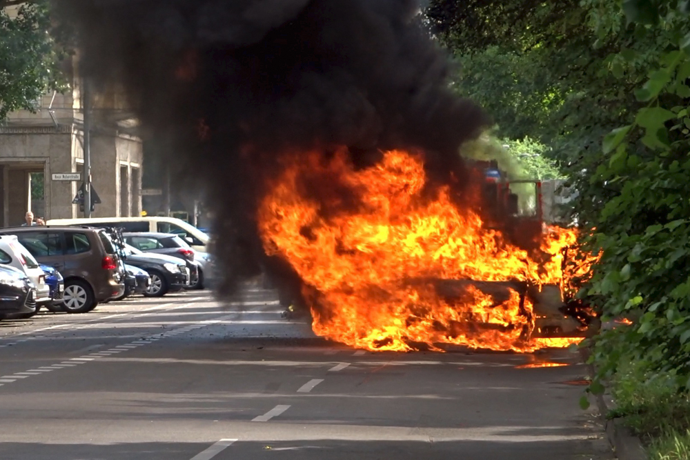 Pressefoto - Autobrand in Berlin - Feuerwehr - Feuer - Fotograf - Martin Fürstenberg - www.platyn.de