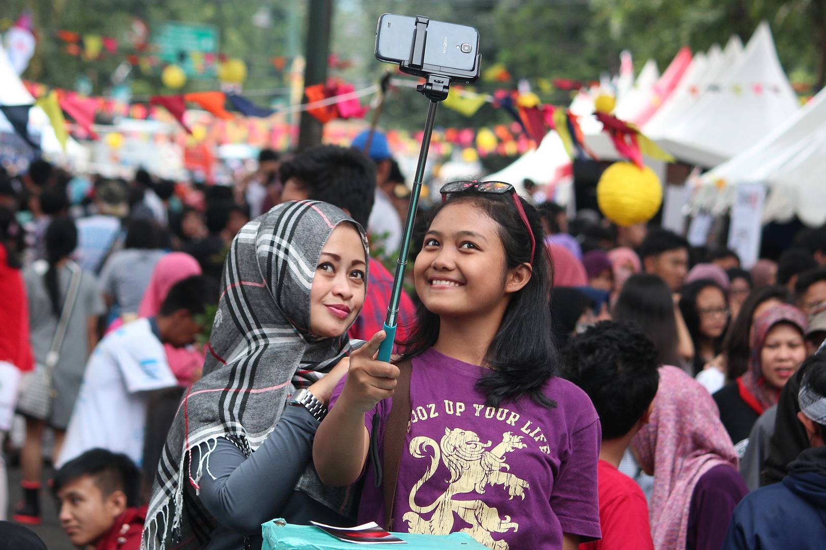 Pretty Bandung girls taking a selfie