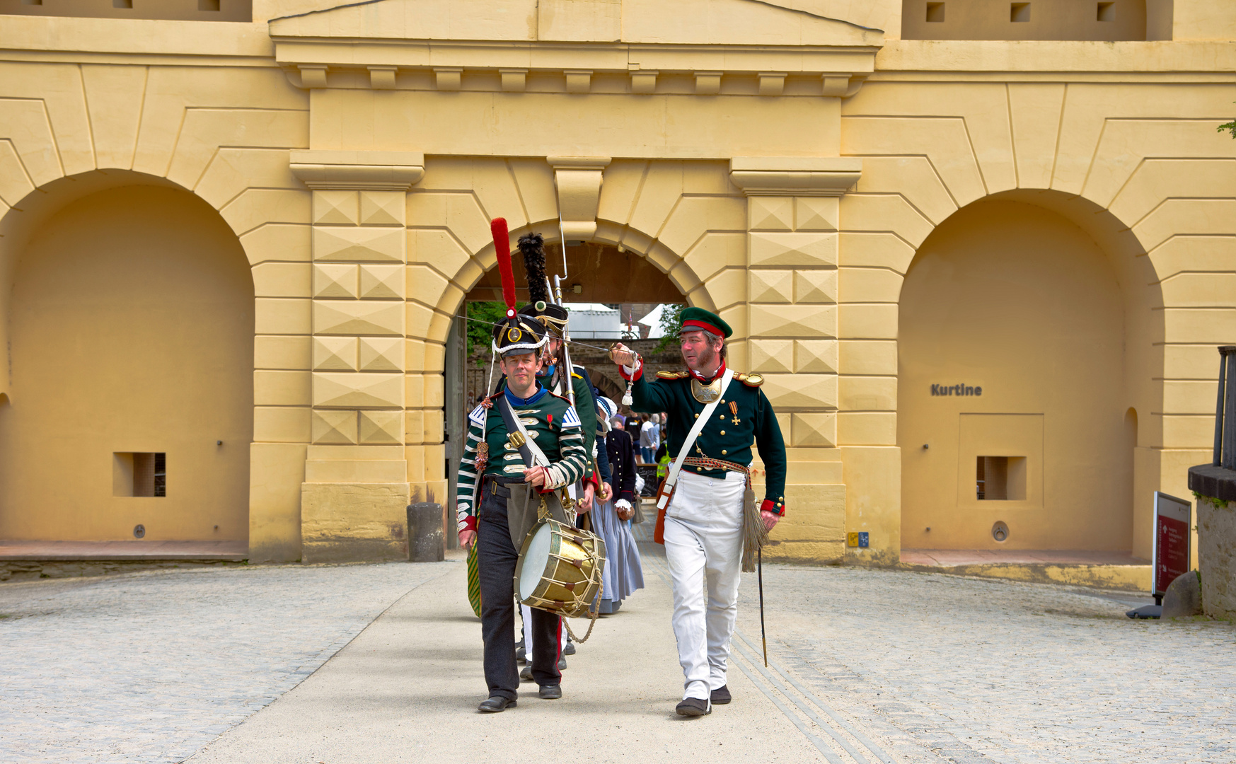 Preußische Soldaten marschieren durch die Kurtine