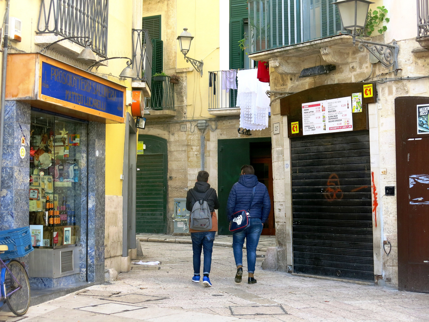 prevalenza di blu nel centro storico di Bari.