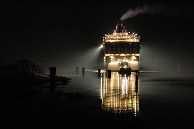 Pride of Hawaii vor Leerort, -6°C, 13.03.2006