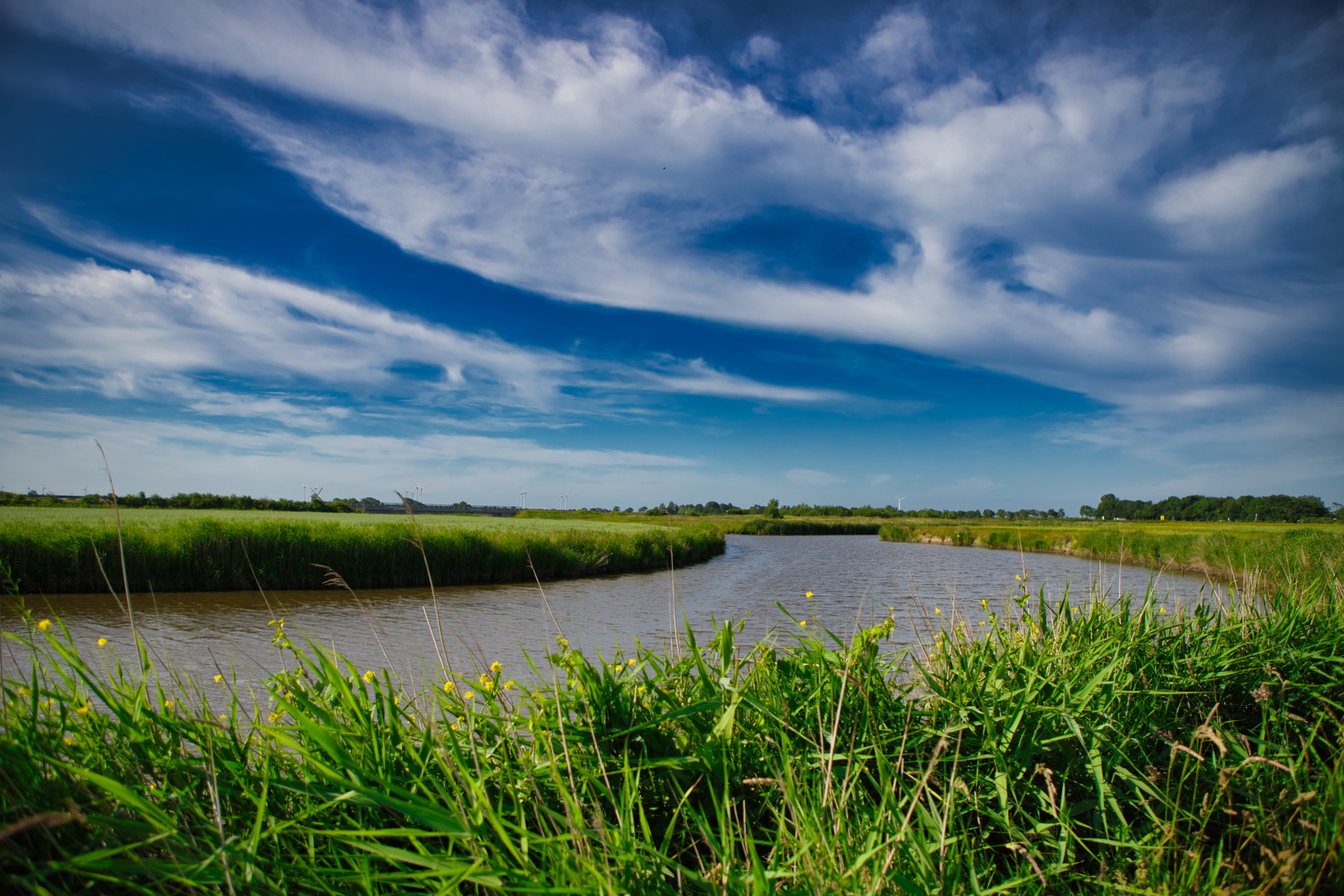 Priel und Wolken