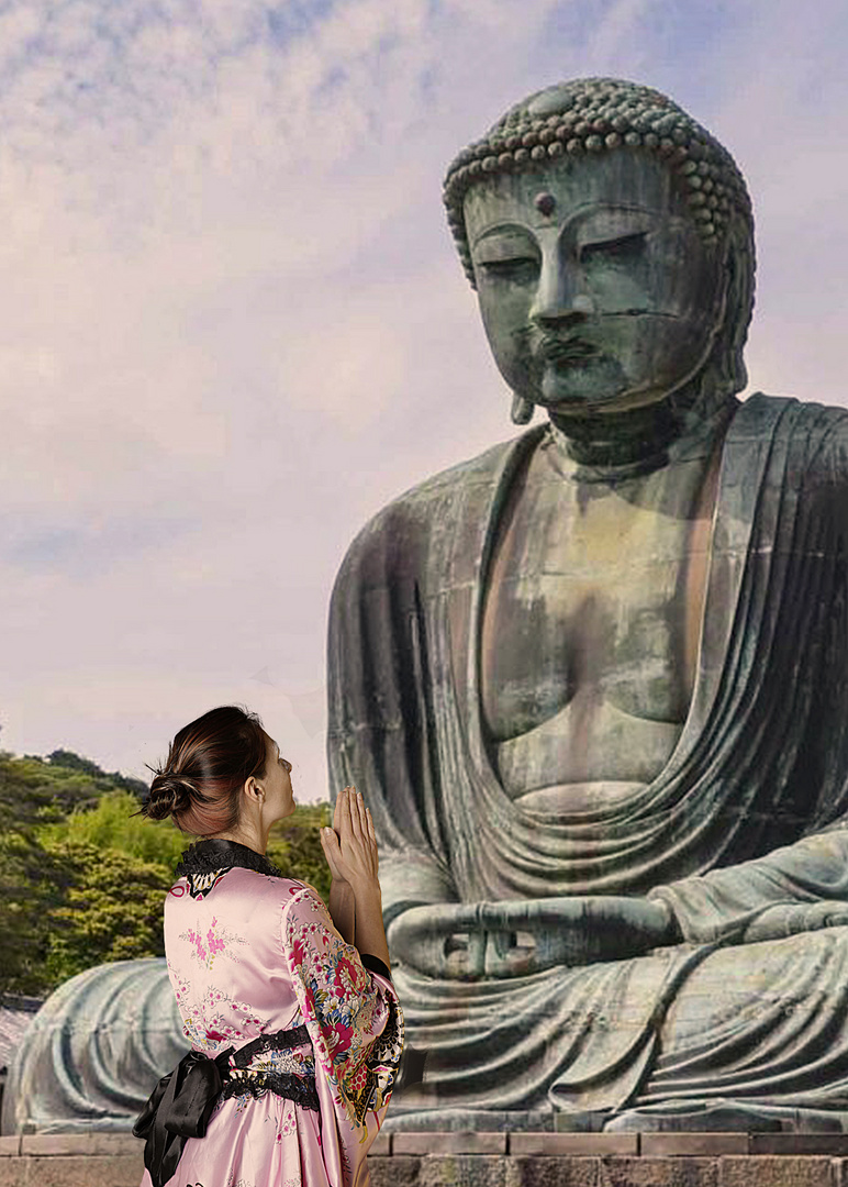 Prière devant le grand bouddha de Kamakura, ville portuaire du Japon.