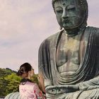 Prière devant le grand bouddha de Kamakura, ville portuaire du Japon.