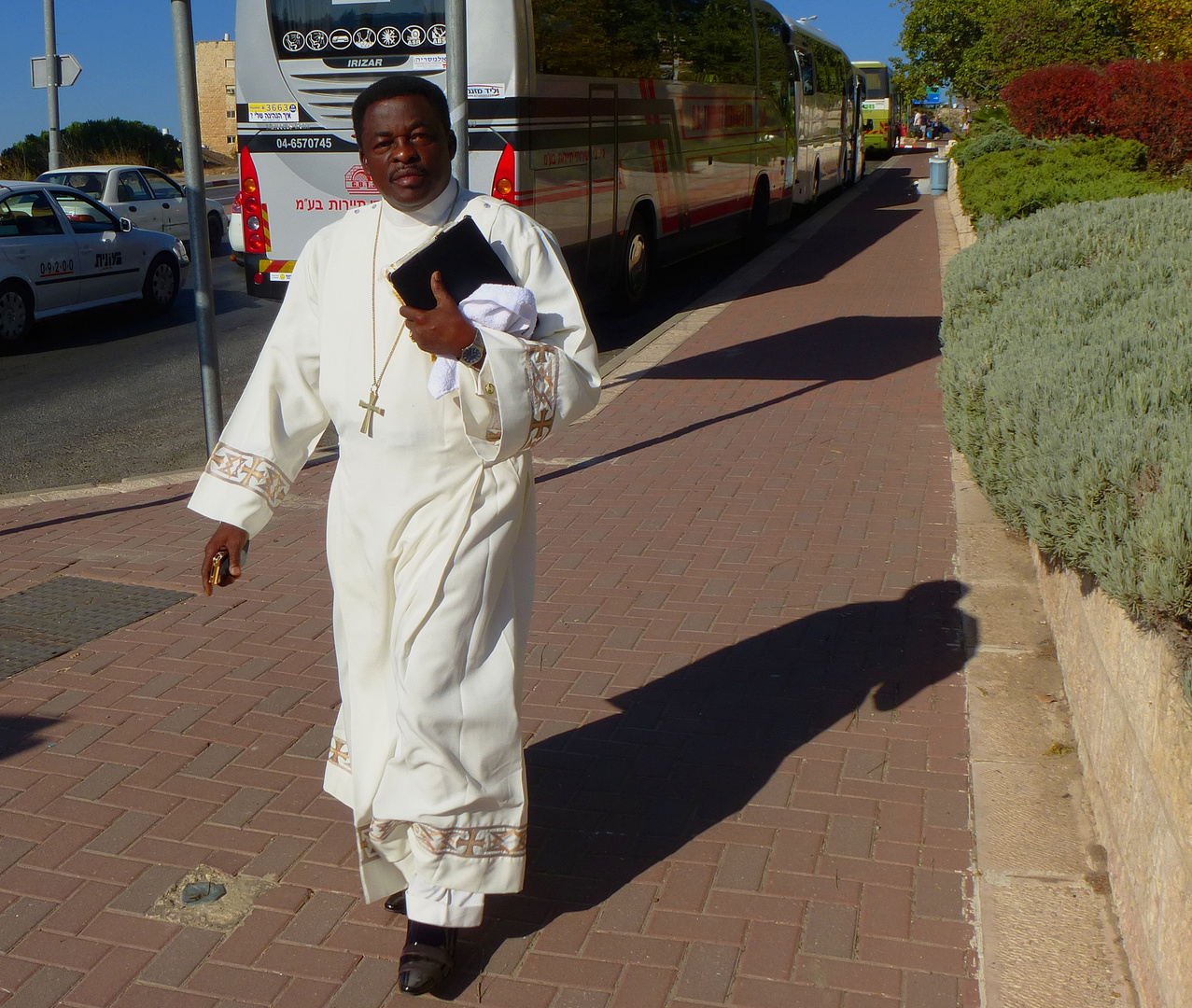 Priester afrikanischer Herkunft morgens in Jerusalem