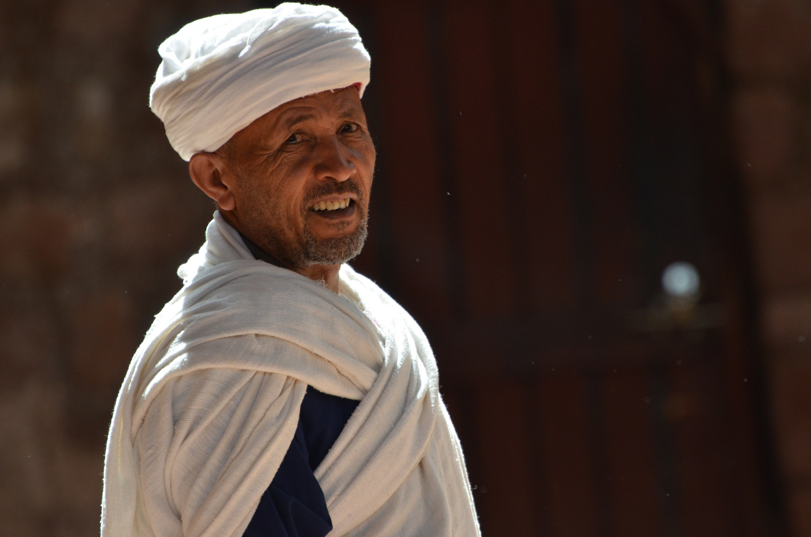 Priester am Eingang zu den Lalibela-Kirchen. 