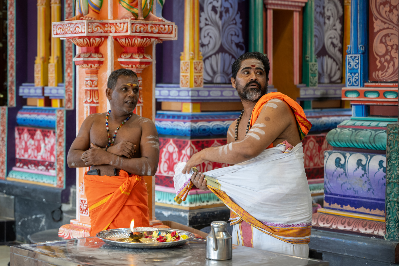 Priester im Tempel bei Batu Caves bereiten sich vor