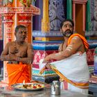 Priester im Tempel bei Batu Caves bereiten sich vor