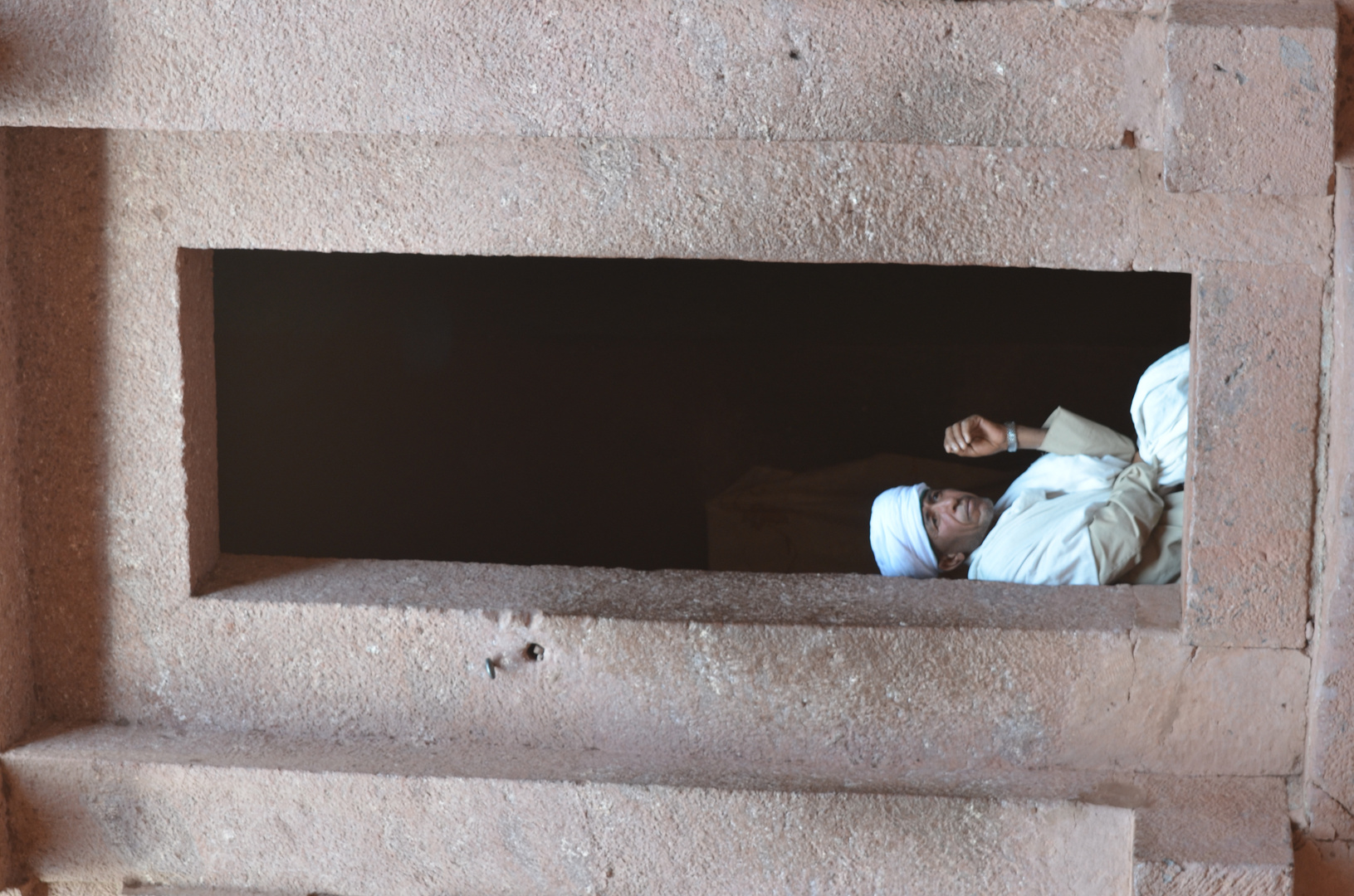 Priester in der Tür der Georgskirche in Lalibela. 