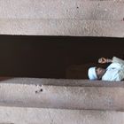 Priester in der Tür der Georgskirche in Lalibela. 