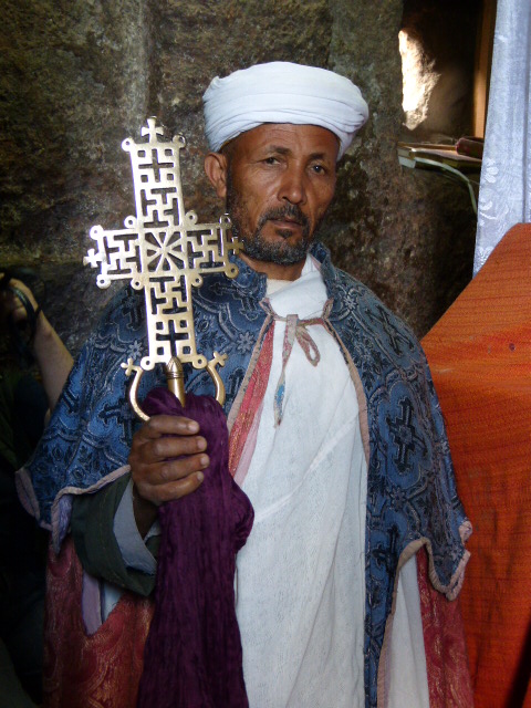 Priester in einer Felsenkirche