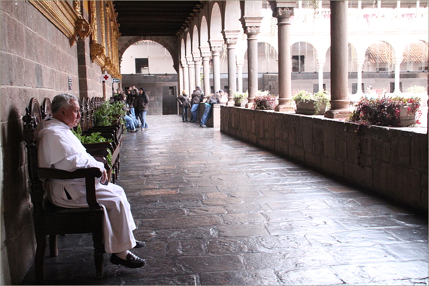 Priester in Kreuzgang ... in Peru