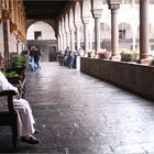 Priester in Kreuzgang ... in Peru