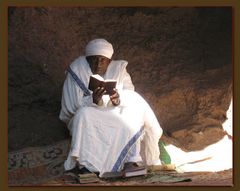 Priester mit Buch