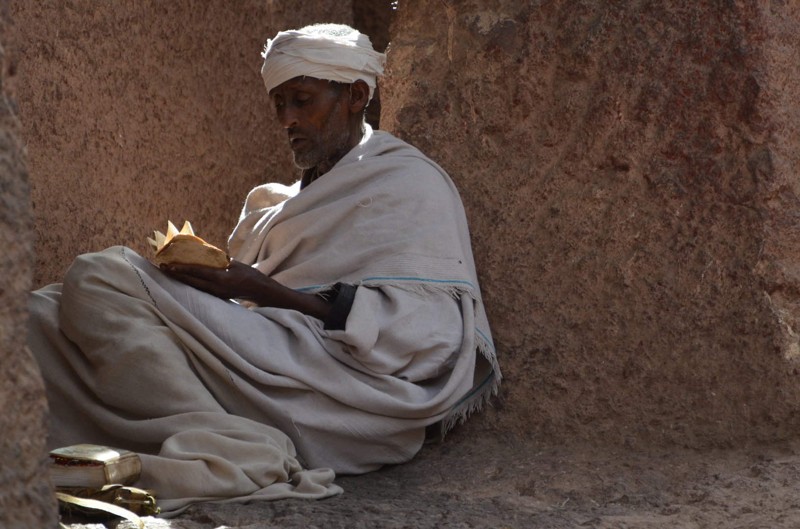 Priester mit einem Buch in Lalibela (Äthiopien) 