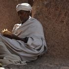 Priester mit einem Buch in Lalibela (Äthiopien) 