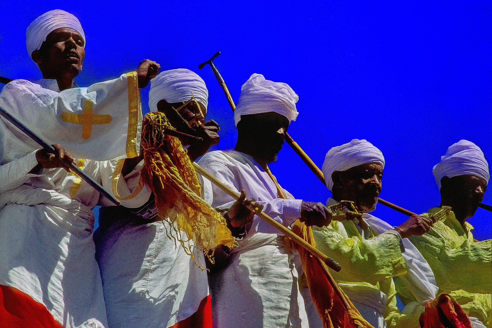 Priester mit Gebetsstangen und Sistras (kultische Rasseln) beim Timkat-Fest