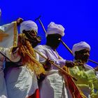 Priester mit Gebetsstangen und Sistras (kultische Rasseln) beim Timkat-Fest