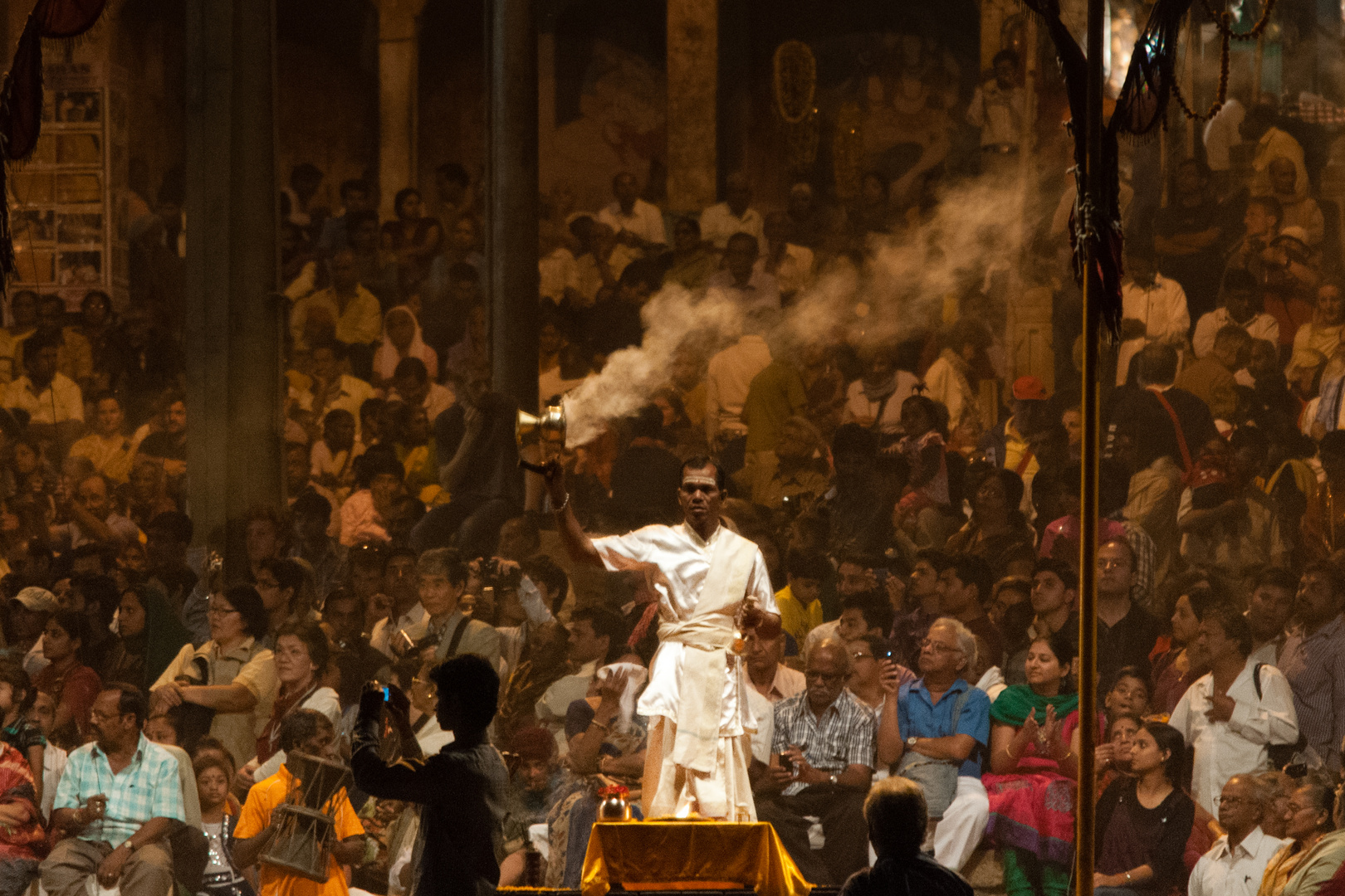 Priester-Zeremonie am Ganges in Varanasi, Indien