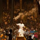 Priester-Zeremonie am Ganges in Varanasi, Indien